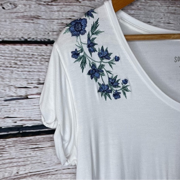 American Eagle Outfitters Soft & Sexy White V-Neck Tee Size Small w/ Embroidery - Picture 2 of 12